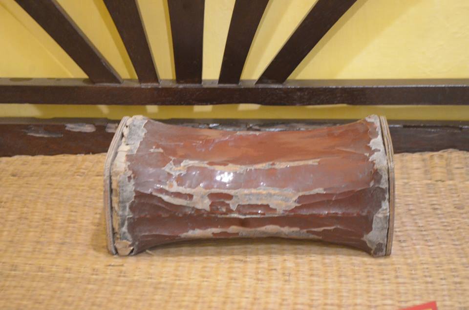 Chiếc gối kê đầu để ngủ bằng gỗ được Bác dùng