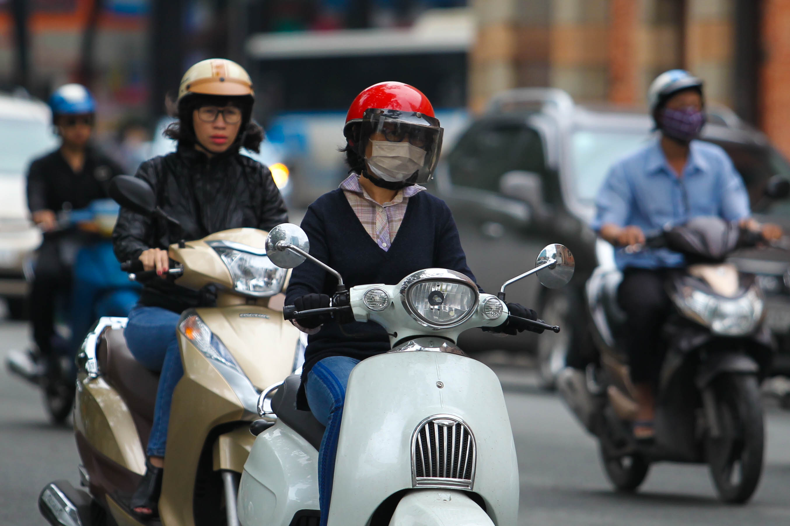 Các cô gái Sài Gòn lại được dịp khoe áo ấm lâu nay không được diện