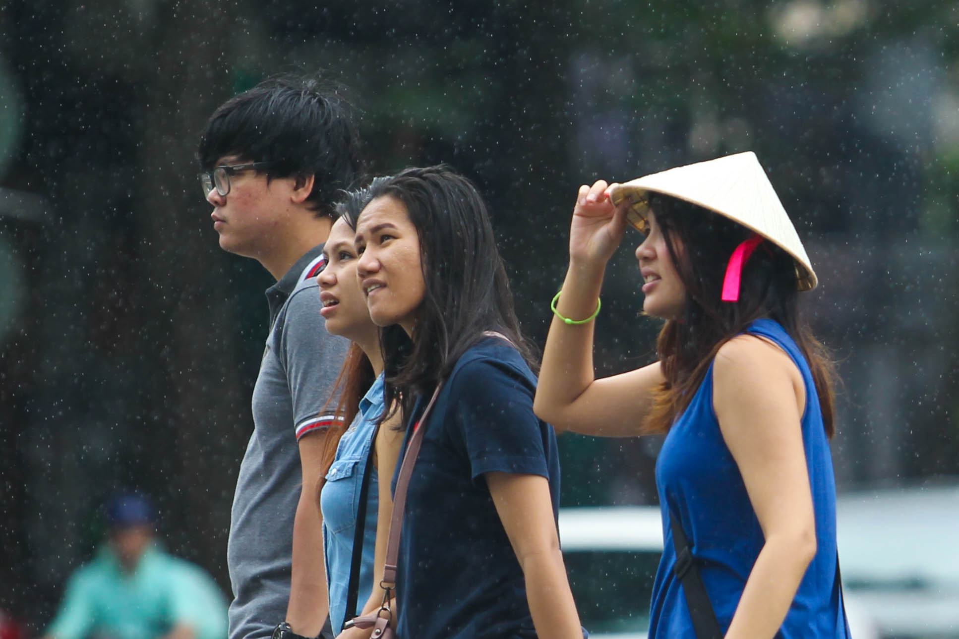 Dân Sài Gòn vui vẻ "sống chung" áp thấp