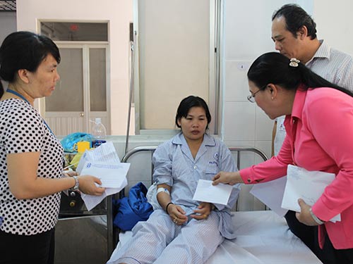 Thăm công nhân Công ty Pou Yuen bị tai nạn giao thông