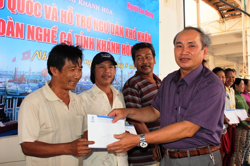Cùng ngư dân bám biển