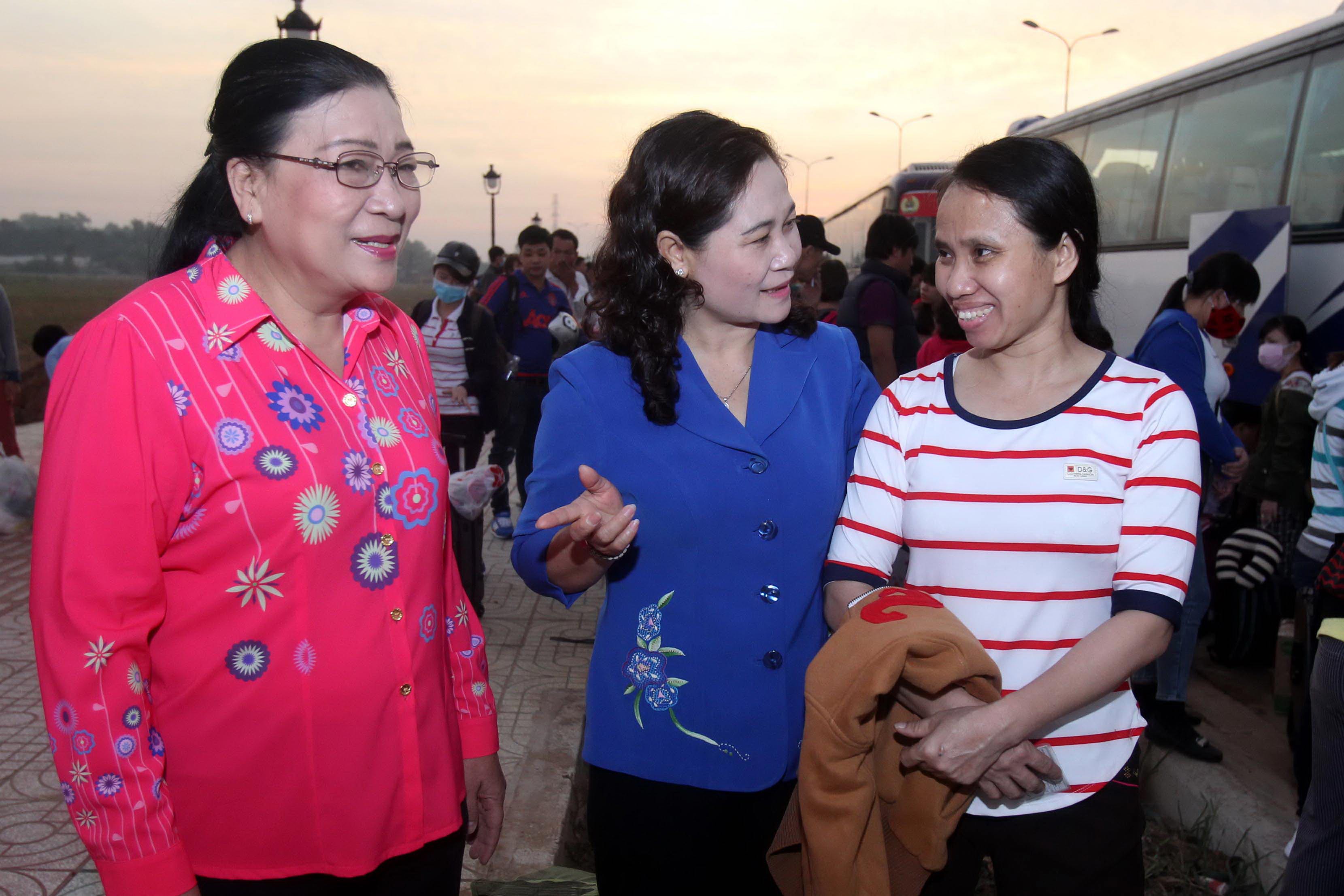 Lãnh đạo Thành ủy và LĐLĐ TP HCM thăm hỏi công nhân về quê ăn Tết Nguyên đán 2016 Ảnh: HOÀNG TRIỀU