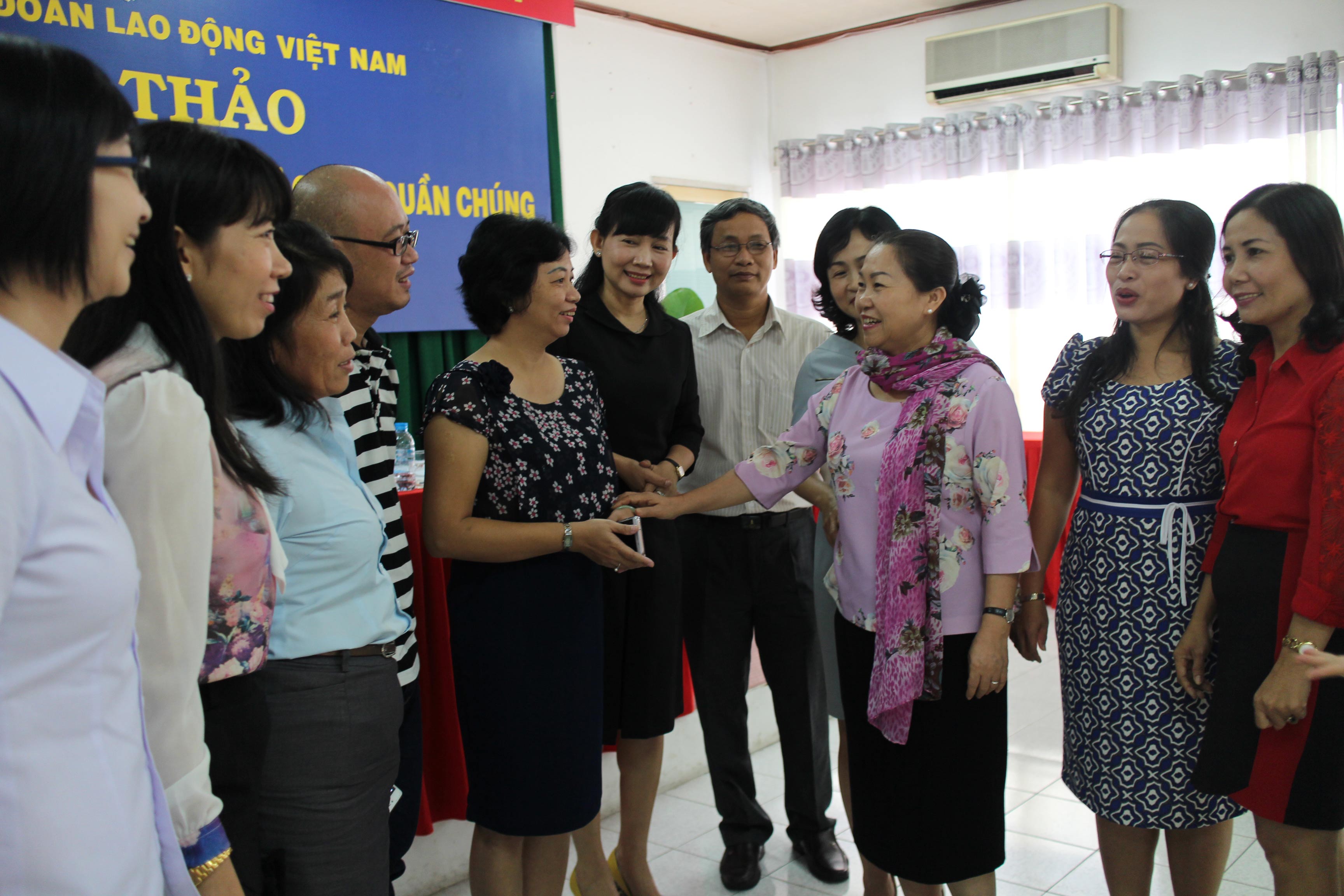 Hoạt động nữ công gặp khó