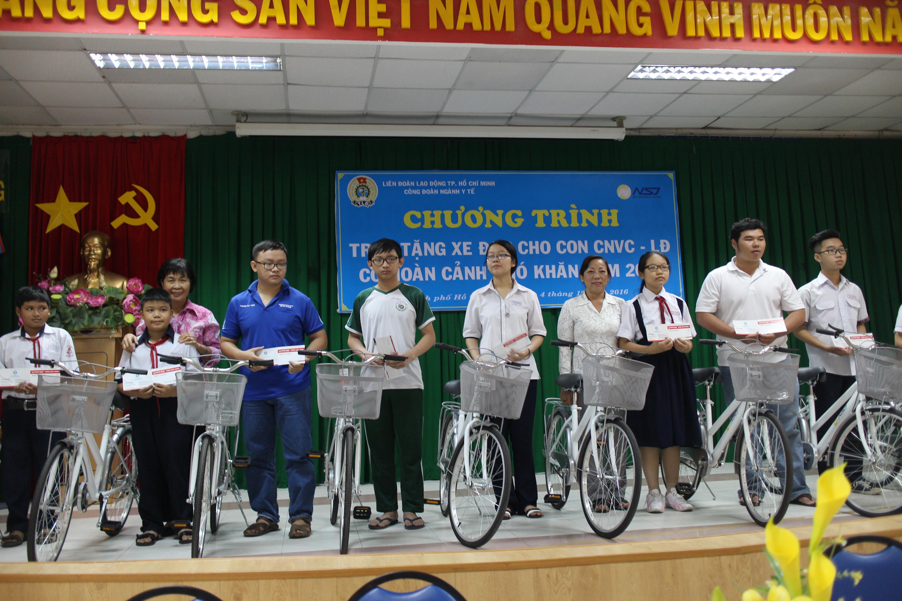 Con công nhân an tâm đến trường
