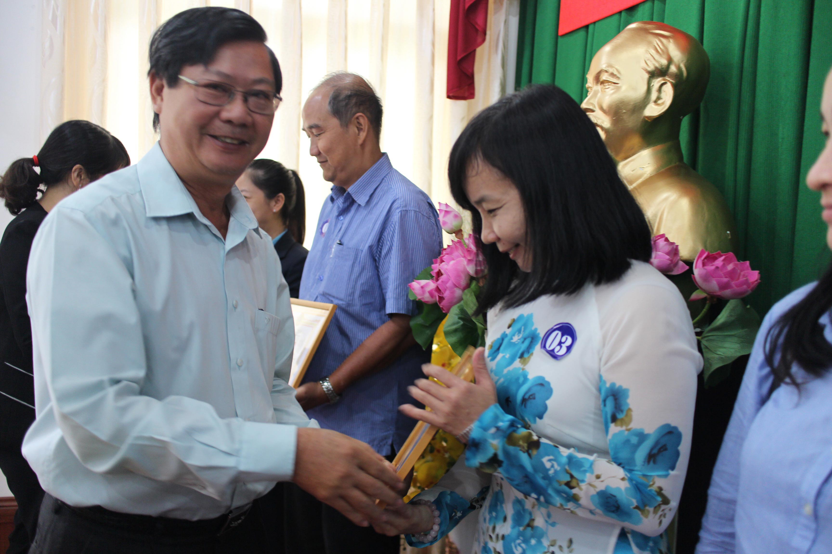 
&Ocirc;ng L&yacute; Ngọc Sơn, Ph&oacute; Ban Ch&iacute;nh s&aacute;ch - Ph&aacute;p luật LĐLĐ TP HCM, trao giấy khen cho c&aacute;c tập thể xuất sắc
