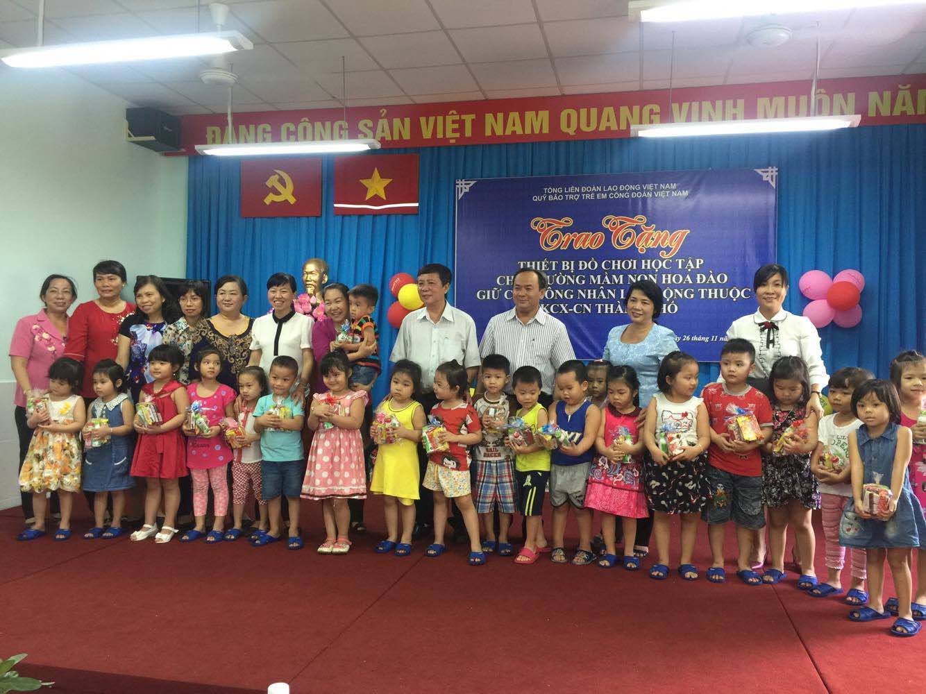Tặng đồ chơi cho trường mầm non giữ con công nhân