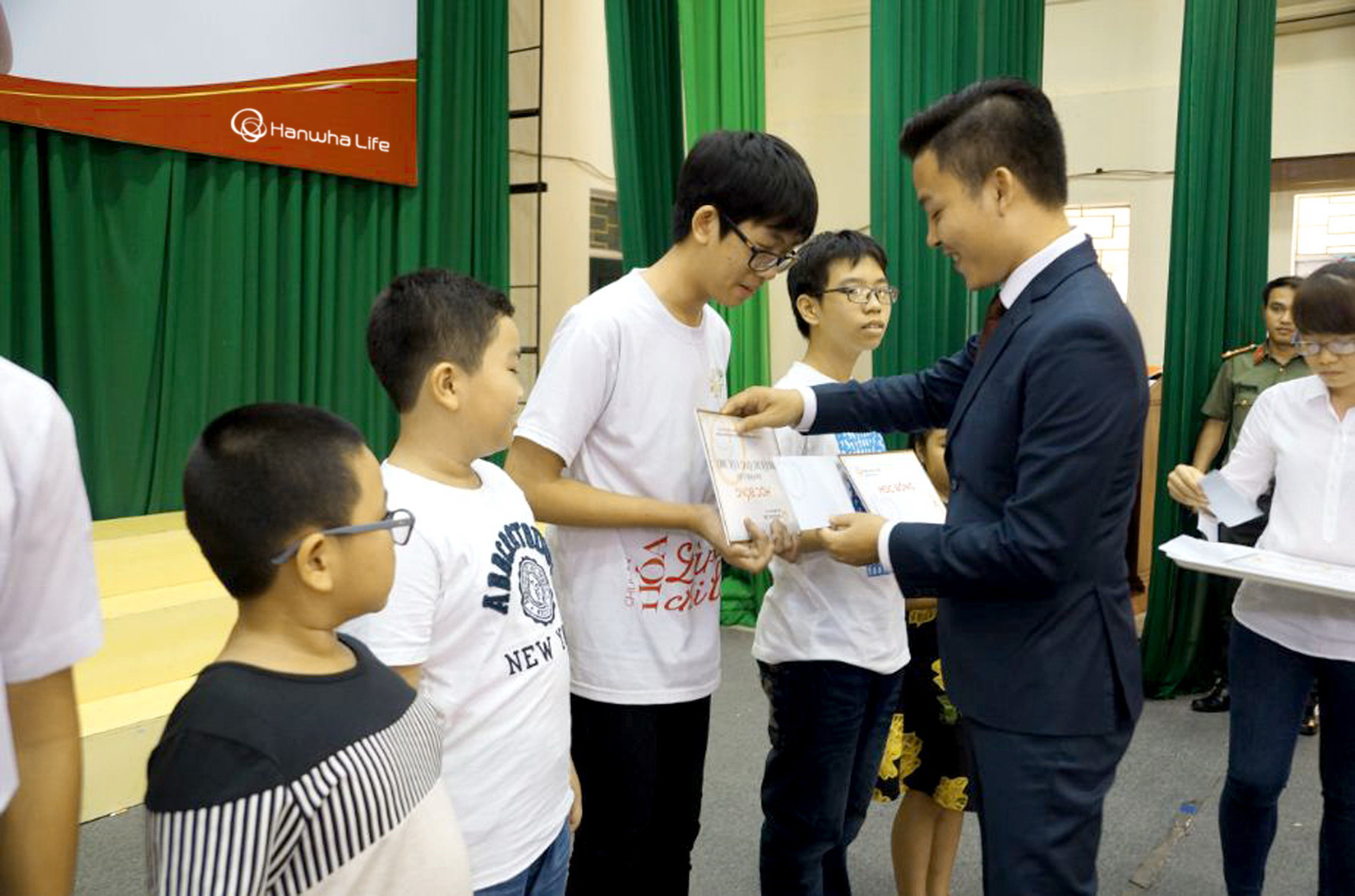 Trao học bổng cho trẻ em nghèo