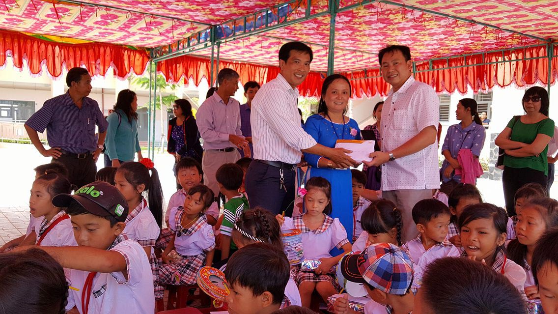 Trao học bổng, thẻ BHYT cho học sinh nghèo Cần Giờ