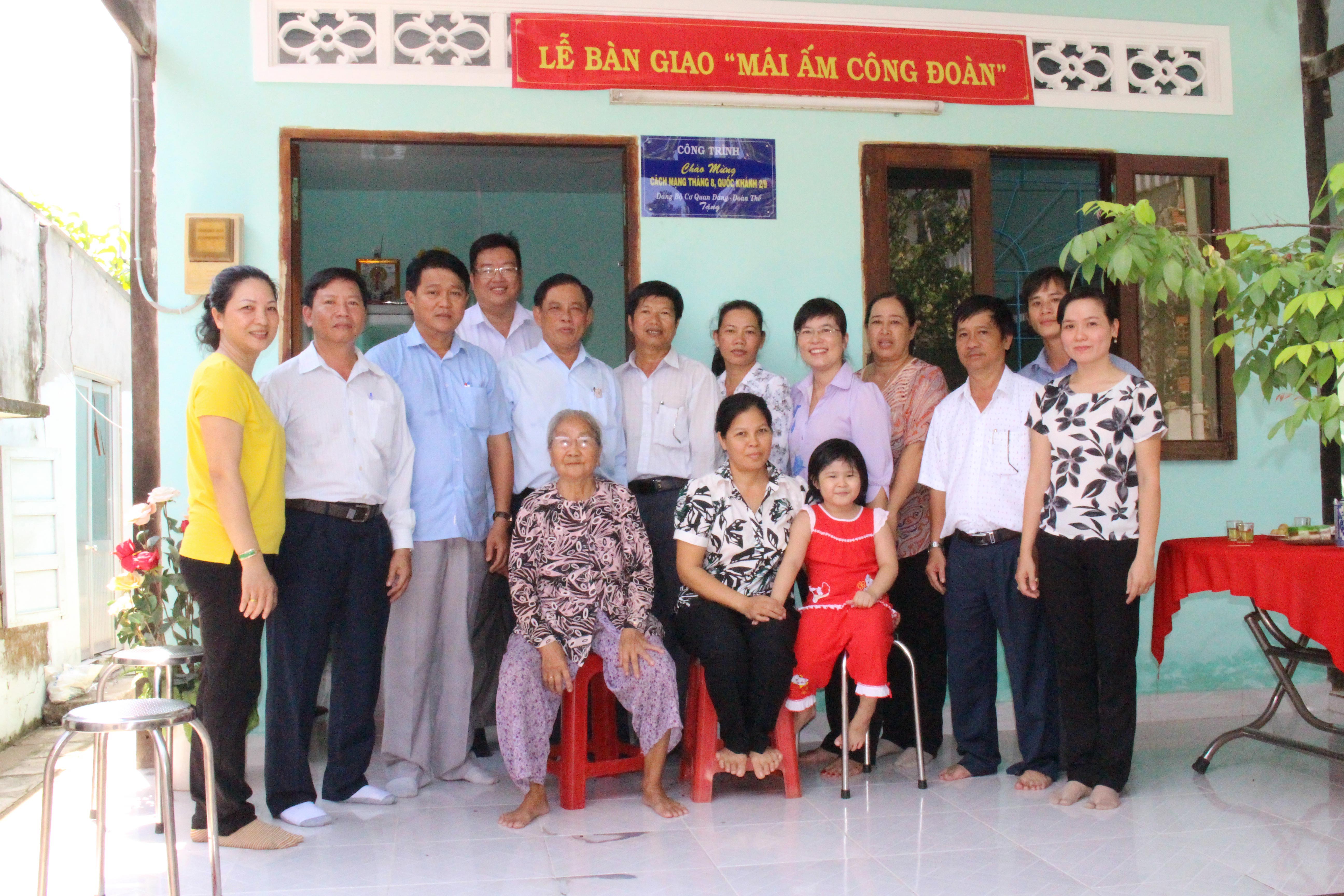 Trao “Mái ấm Công đoàn” cho đoàn viên nghèo