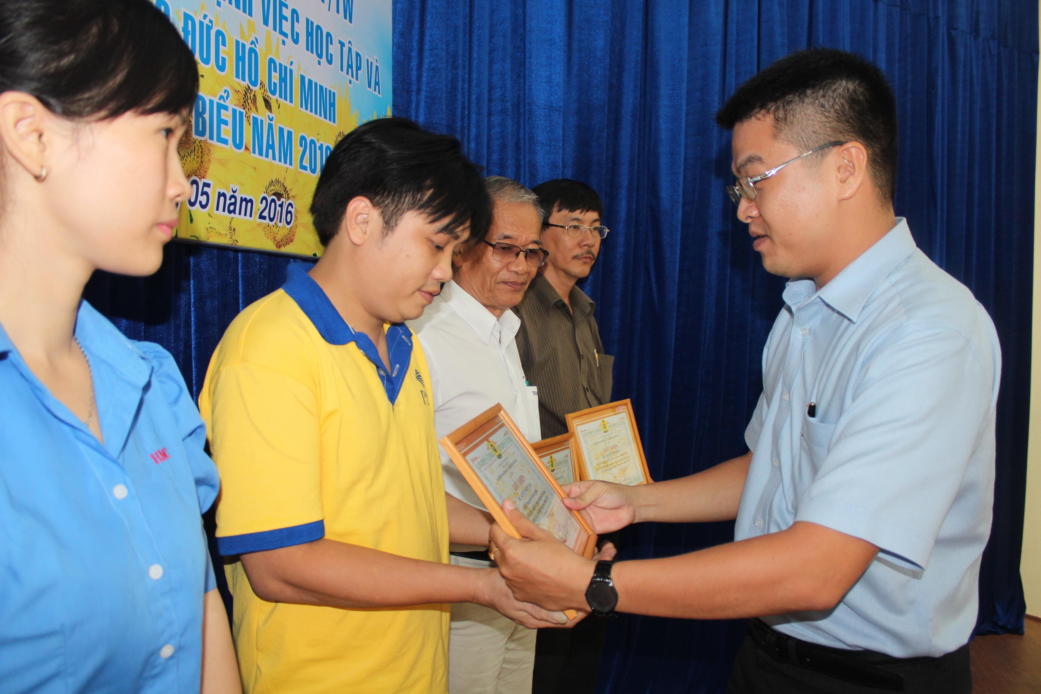 Tuyên dương điển hình học tập, làm theo gương Bác