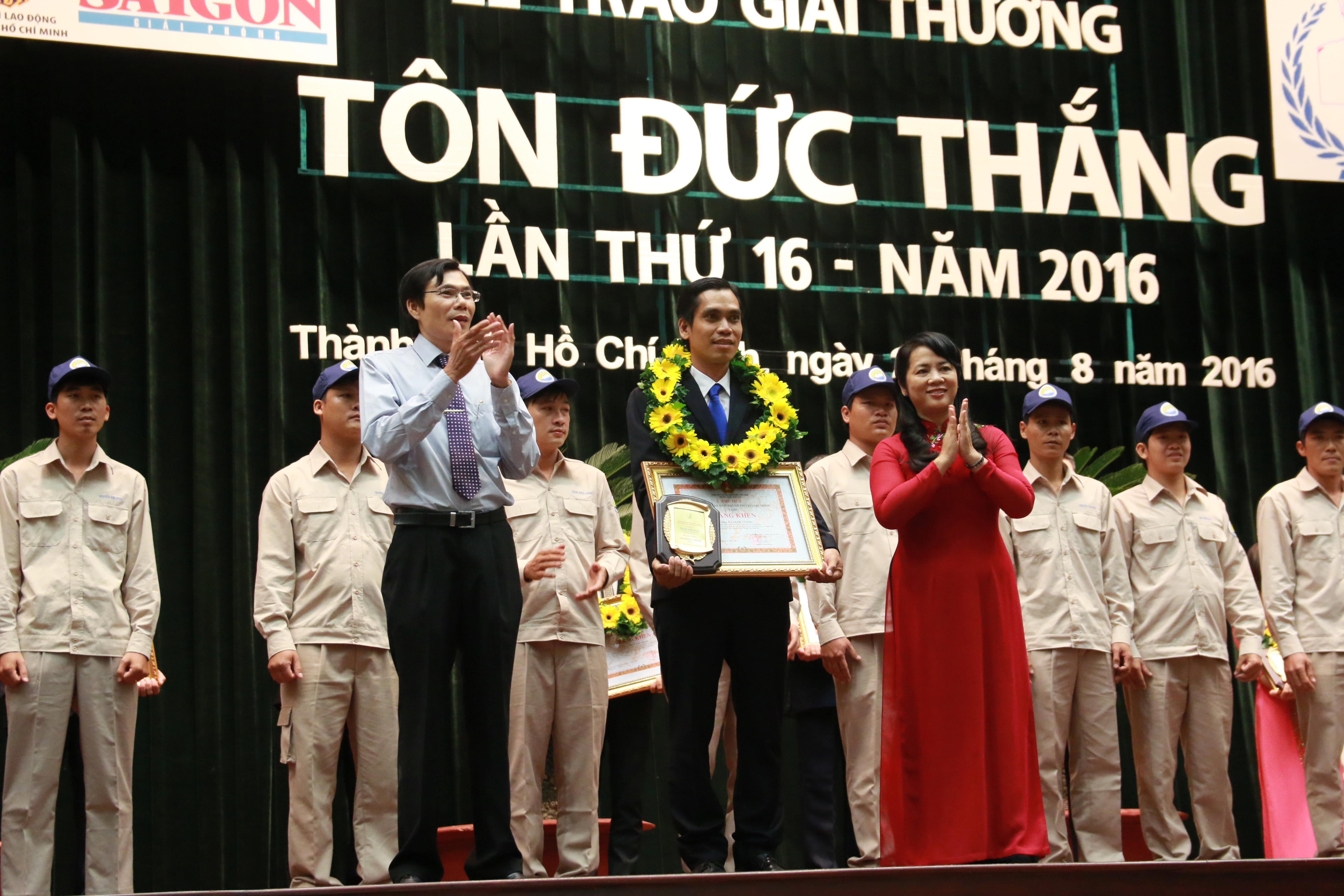 Bồi dưỡng, kết nạp công nhân ưu tú vào Đảng