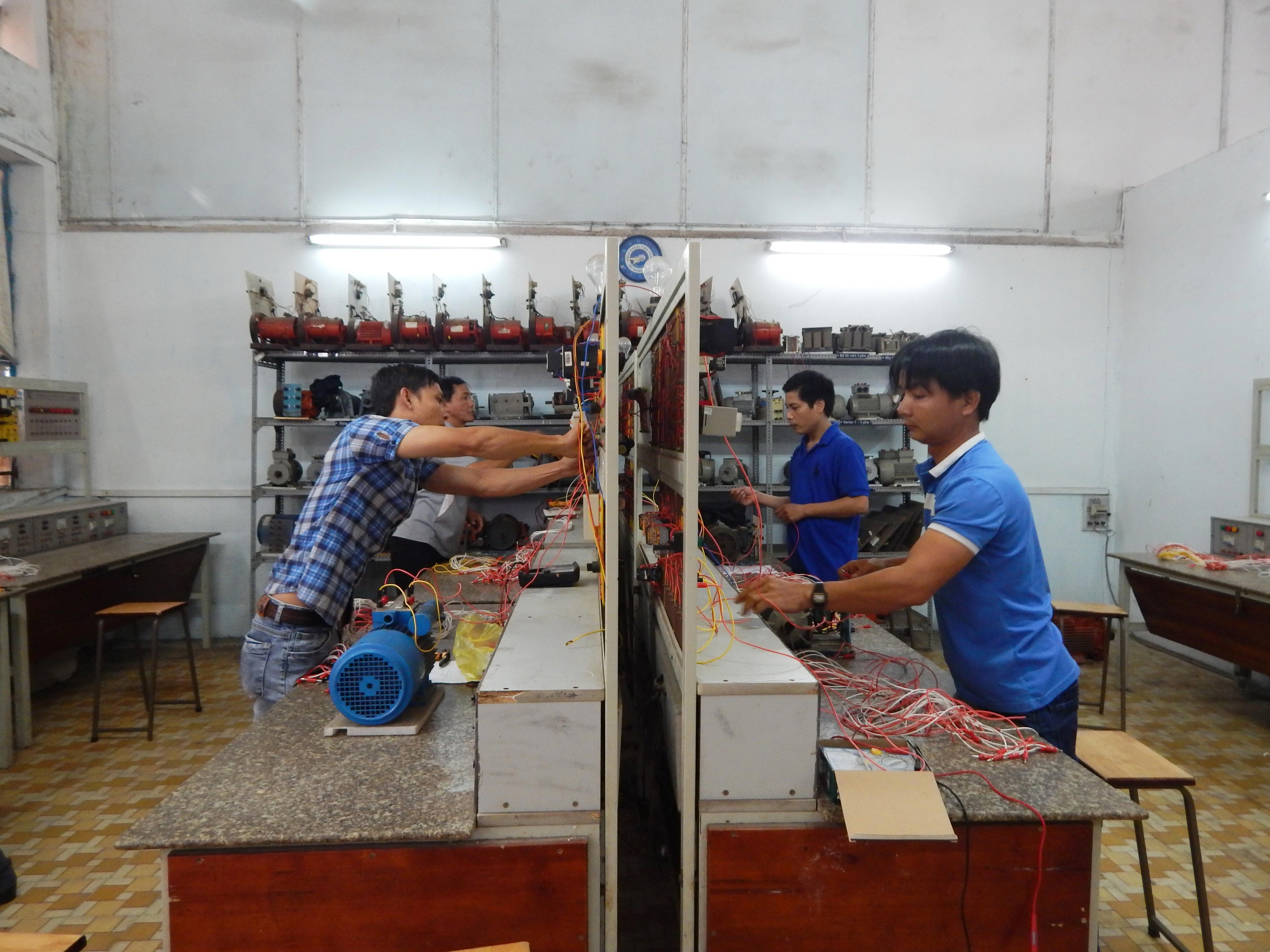 Huỳnh Quốc Việt đoạt giải nhất hội thi thợ giỏi ngành điện