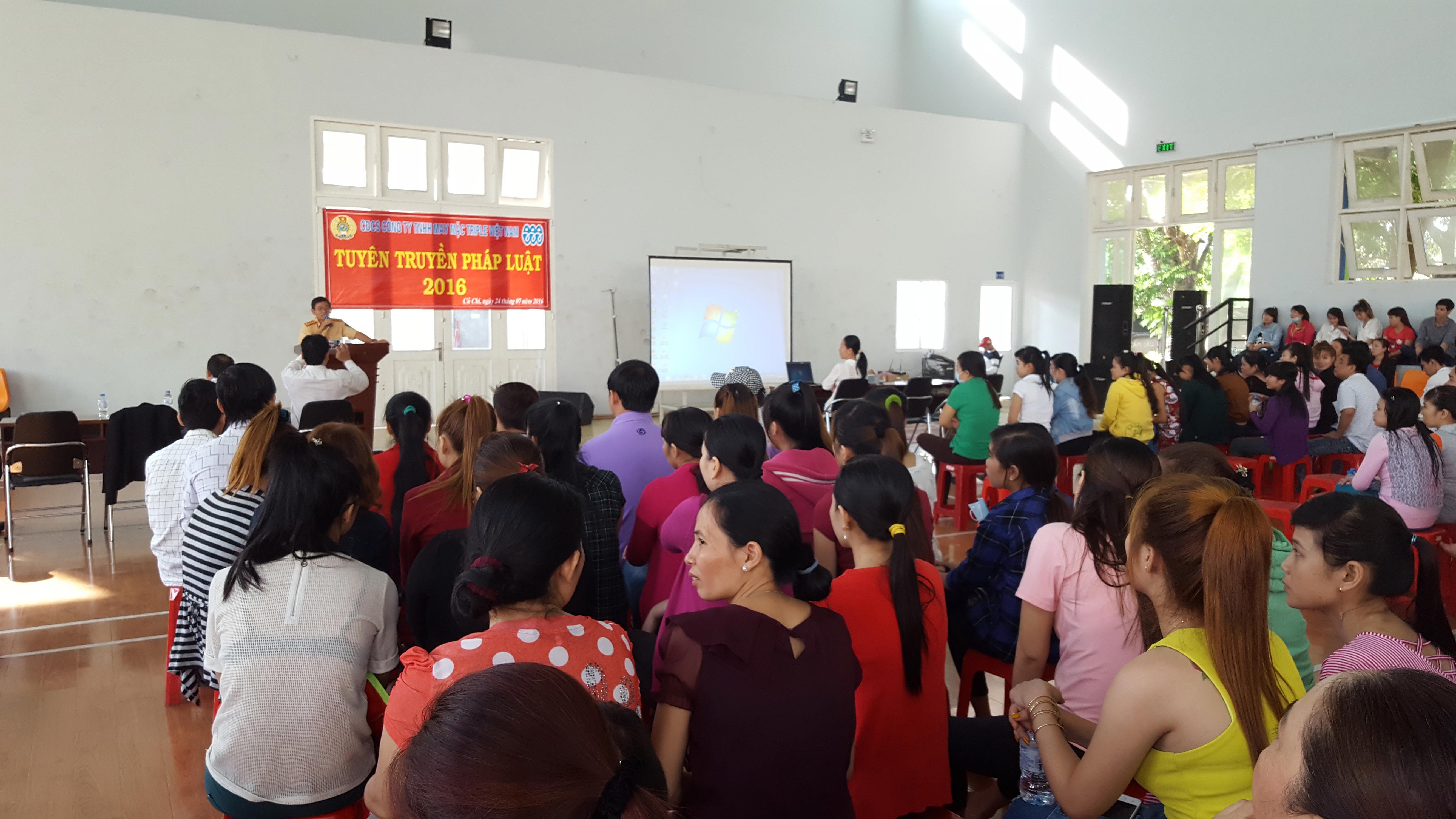 Đưa kiến thức pháp luật đến công nhân