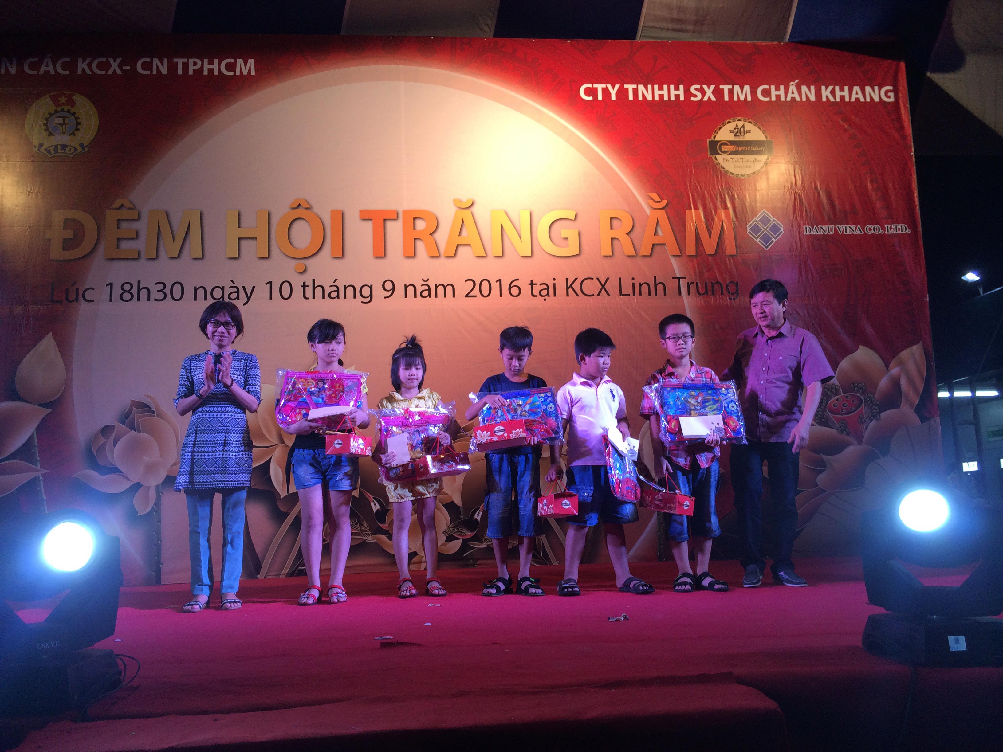 Con công nhân “Vui hội trăng rằm”