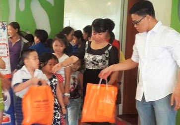 Con CNVC-LĐ được xem phim, tặng quà