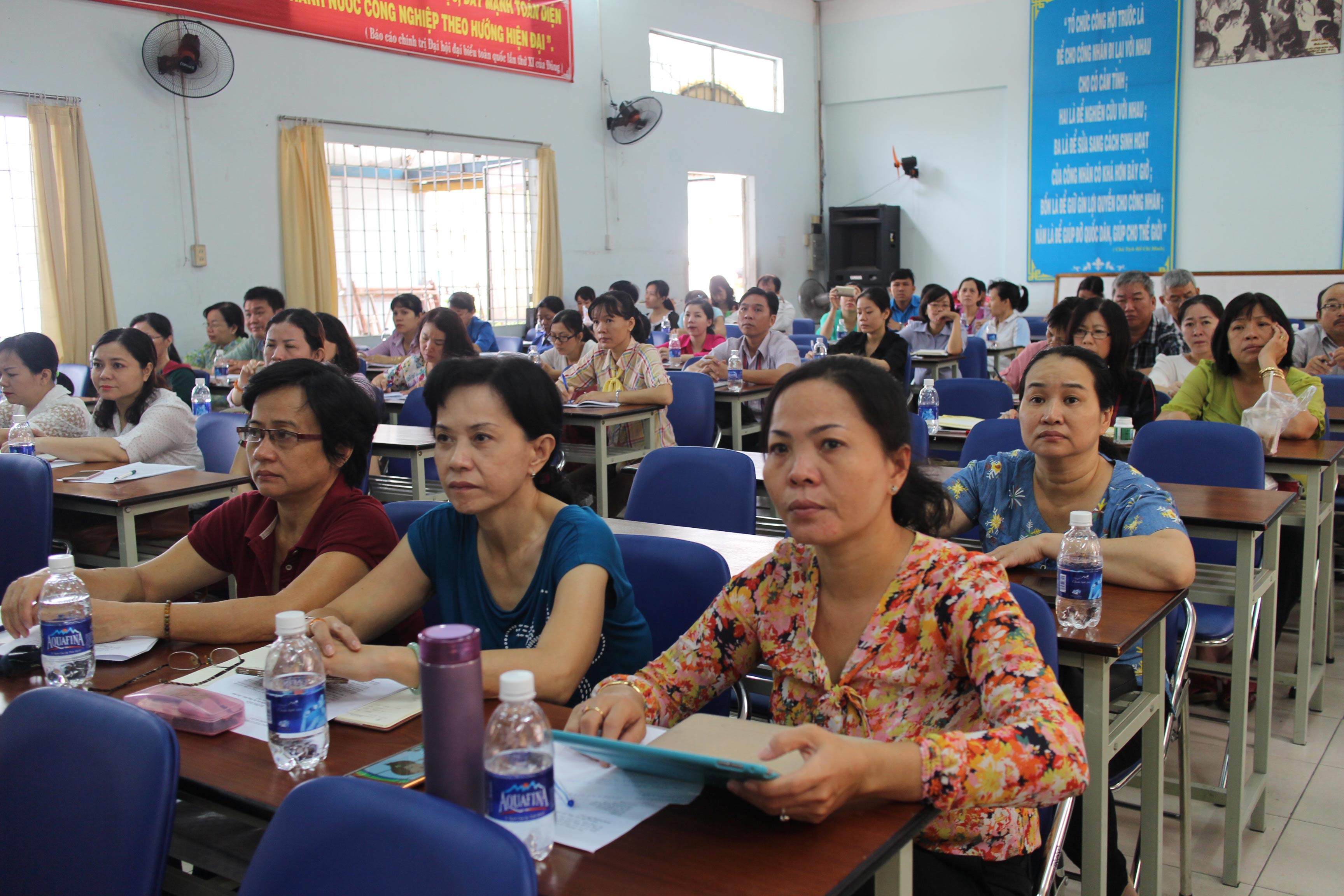 Cán bộ Công đoàn cơ sở nghe hướng dẫn việc thực hiện quy chế dân chủ