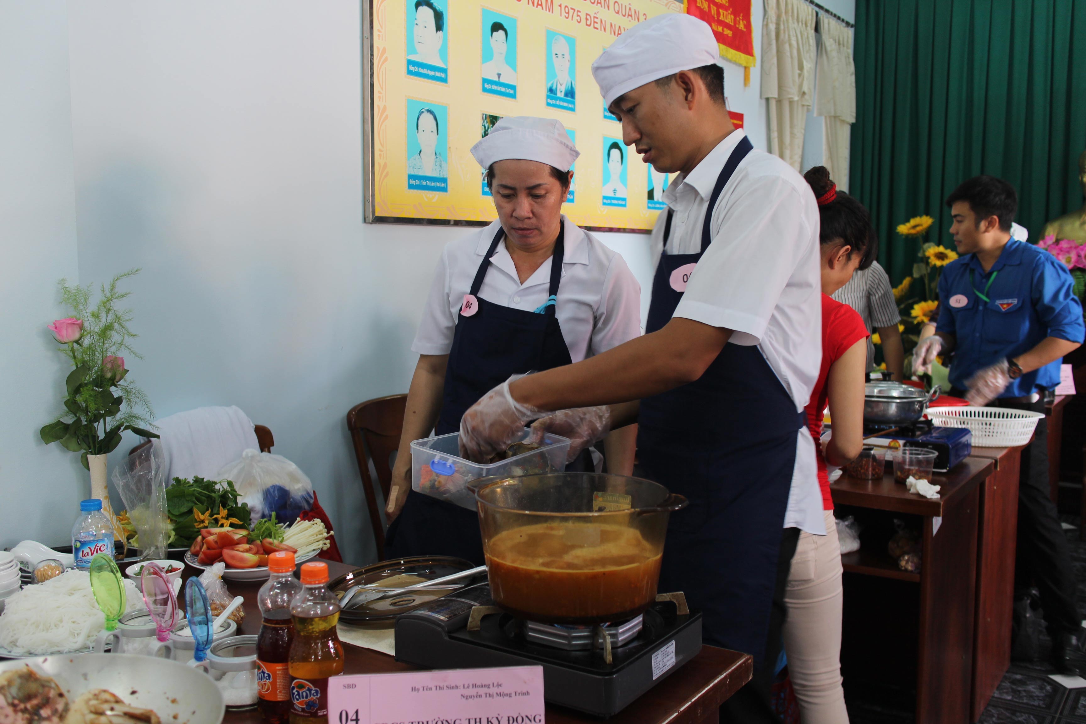 Các đội tham gia hội thi nấu ăn do LĐLĐ quận 3, TP HCM tổ chức Ảnh: HỒNG ĐÀO