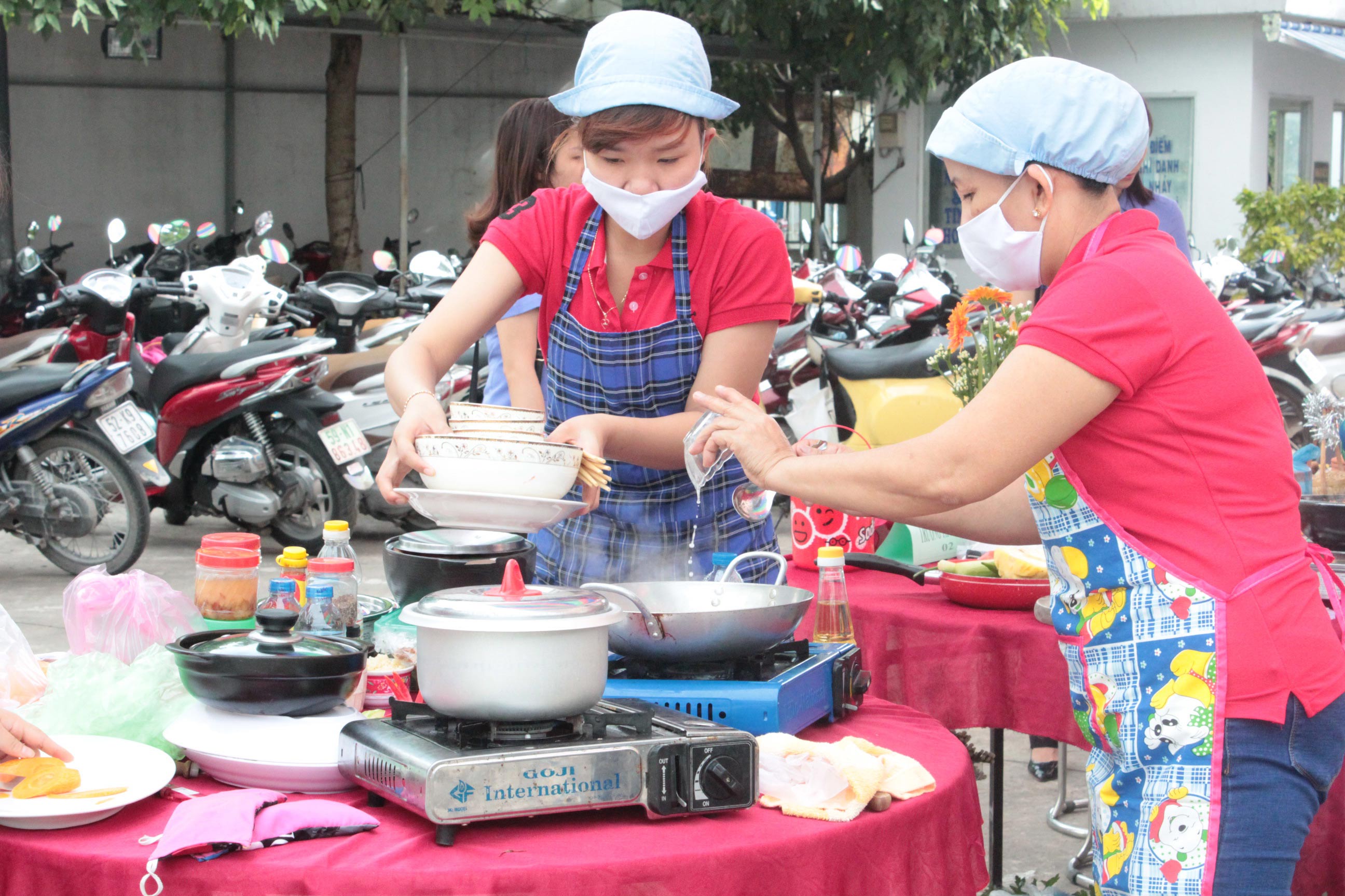 Cán bộ nữ công thi nấu ăn tại hội thi cán bộ nữ công giỏi do LĐLĐ quận Bình Tân, TP HCM tổ chức Ảnh: THANH NGA