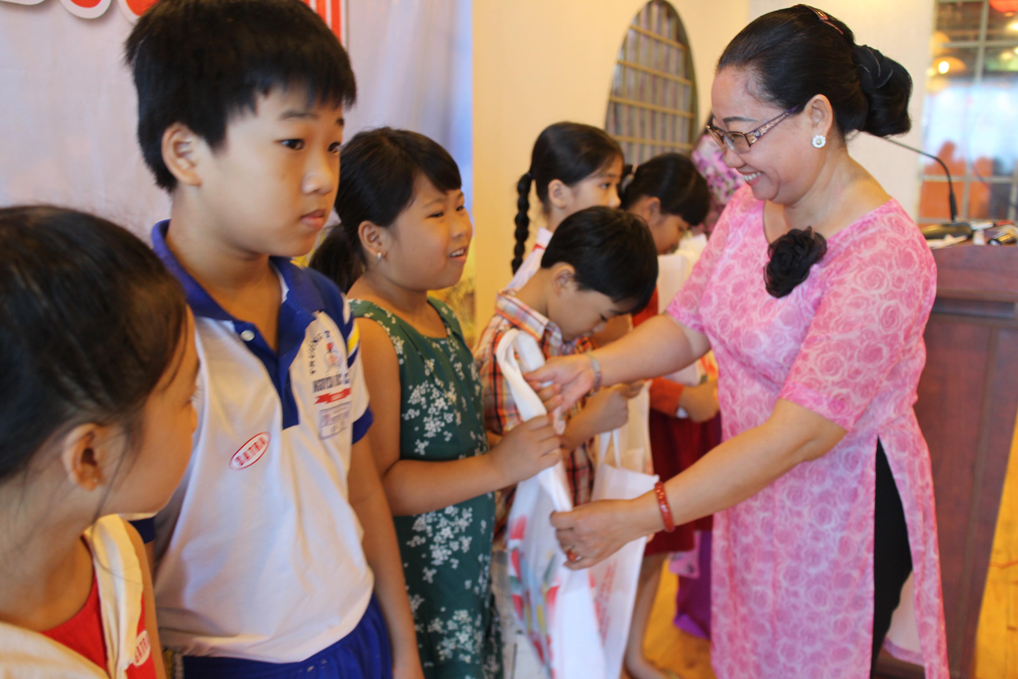 Động viên con CNVC-LĐ khó khăn