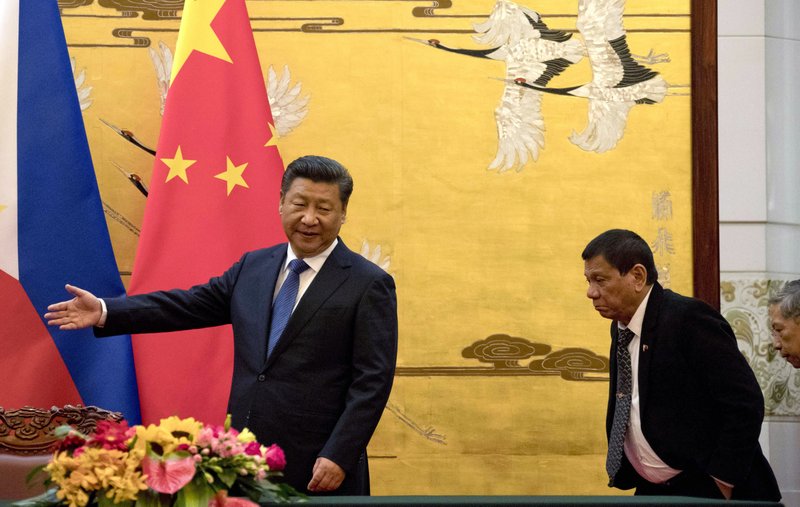 
Tổng thống Duterte cho tay v&agrave;o t&uacute;i quần trong cuộc gặp Chủ tịch Tập Cận B&igrave;nh (tr&aacute;i). Ảnh: AP
