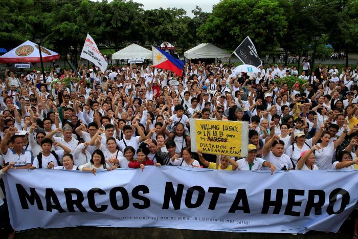 Với nhiều người Philippines, ông Marcos không phải là người hùng. Ảnh: Reuters