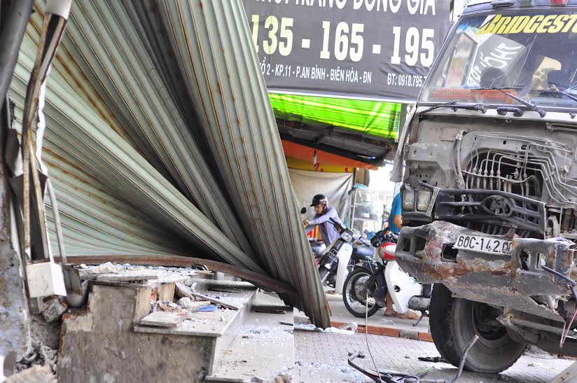 Xe ben “đại náo” Biên Hòa, tông 3 ô tô, làm sập 3 ki-ốt