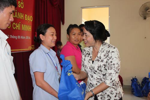 Tiếp thêm động lực cho công nhân