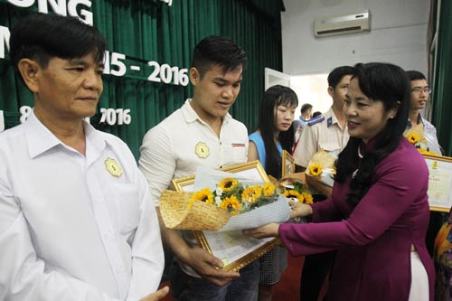 Tô điểm cho đời