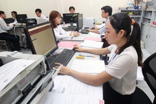 Cần đẩy mạnh xã hội hóa các dịch vụ công nhằm giảm bớt quỹ tiền lương viên chức từ ngân sách nhà nước. Ảnh: HOÀNG TRIỀU