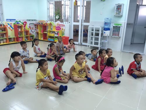 Công nhân bí chỗ gửi con