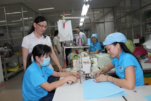 Chị Nguyễn Thị Anh Kim, Chủ tịch C&ocirc;ng đo&agrave;n C&ocirc;ng ty Sedo Vina (đứng), lu&ocirc;n chủ động nắm bắt t&acirc;m tư, nguyện vọng của c&ocirc;ng nh&acirc;n