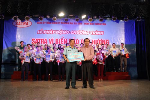Hơn 10 tỉ đồng hỗ trợ chiến sĩ, ngư dân