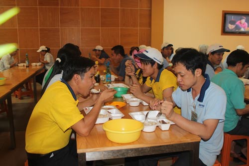 Đưa bữa ăn giữa ca vào thỏa ước lao động tập thể