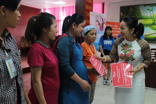 Tặng sữa cho nữ công nhân mang thai