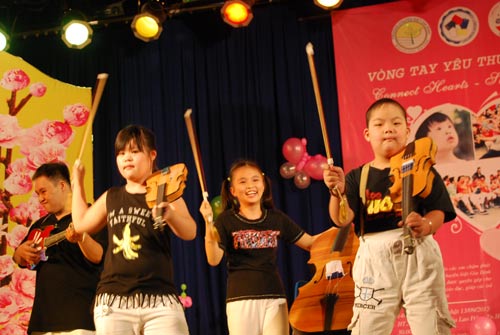 Văn nghệ gây quỹ giúp đỡ trẻ em khuyết tật