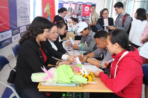 Lao động trẻ t&igrave;m việc tại ng&agrave;y hội việc l&agrave;m &ldquo;Kết nối doanh nghiệp v&agrave; người lao động&rdquo;