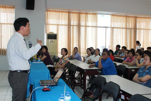 Một buổi truyền th&ocirc;ng về ph&ograve;ng chống HIV/AIDS cho người lao động do Trung t&acirc;m C&ocirc;ng t&aacute;c x&atilde; hội CĐ TP phối hợp với LĐLĐ quận B&igrave;nh Thạnh tổ chức