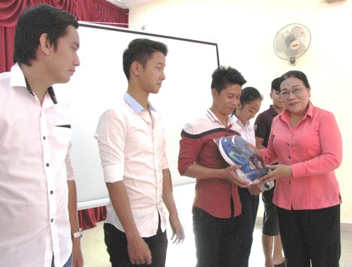85 phần quà cho công nhân và con công nhân khó khăn