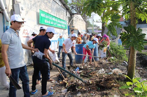 C&ocirc;ng nh&acirc;n nh&agrave; trọ tham gia dọn dẹp xung quanh nơi ở để ph&ograve;ng chống dịch bệnh do virus Zika Ảnh: HỒNG Đ&Agrave;O