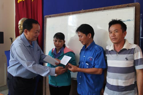 Thăm công nhân có hoàn cảnh khó khăn