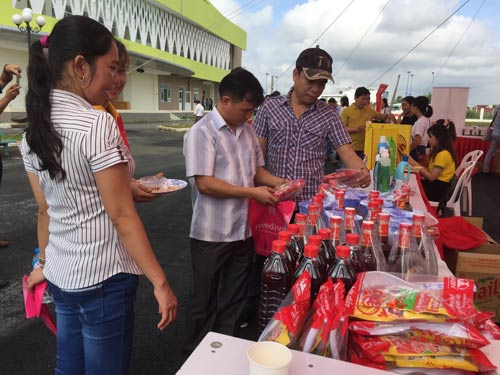 C&ocirc;ng nh&acirc;n tham gia phần thi đi chợ tại ng&agrave;y hội &ldquo;Bữa ăn an to&agrave;n cho c&ocirc;ng nh&acirc;n&rdquo;