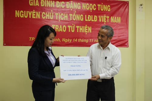 Trao 740 triệu đồng cho Quỹ Tấm lòng vàng