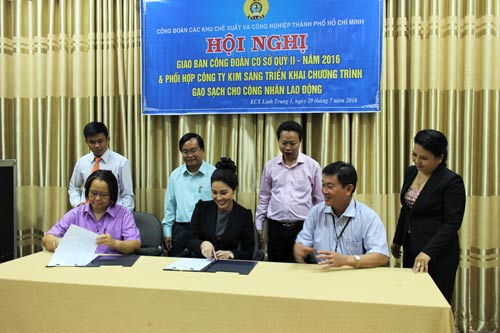 Bán gạo giảm giá cho công nhân
