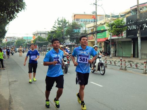 Hơn 500 CNVC-LĐ tham gia giải việt dã
