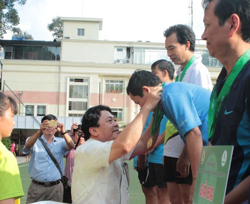 &Ocirc;ng Phan Mạnh H&ugrave;ng, Chủ tịch C&ocirc;ng đo&agrave;n Cao su Việt Nam, trao giải cho c&aacute;c vận động vi&ecirc;n xuất sắc
