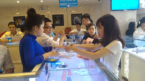 Đừng “mua đuổi” khi giá vàng biến động