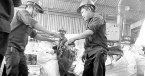 
Quản l&yacute; thị trường ti&ecirc;u hủy nhiều mặt h&agrave;ng quần &aacute;o, mỹ phẩm, thực phẩm chức năng giả, nh&aacute;i trị gi&aacute; hơn 11 tỉ đồng.
