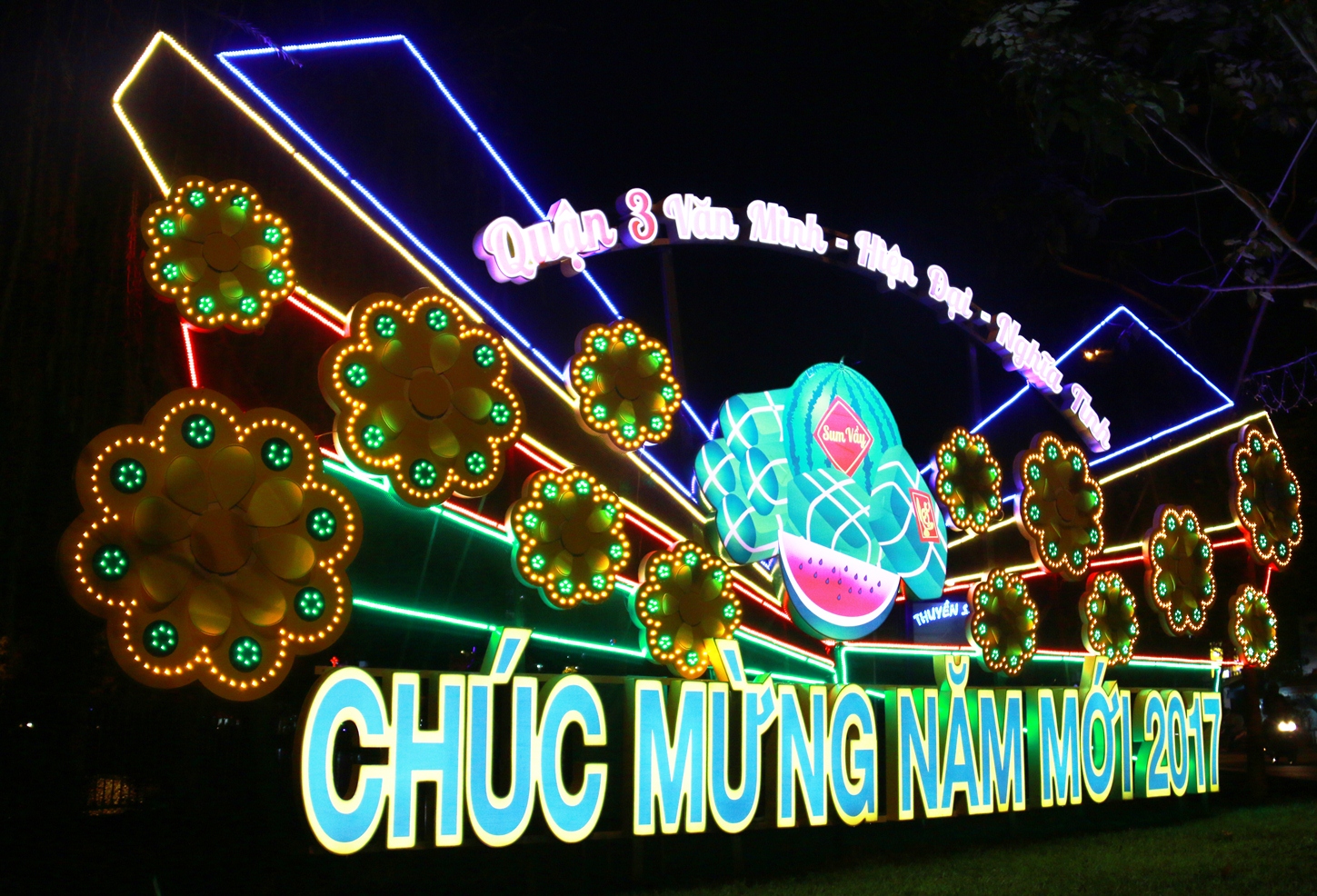 Chị Lâm Thị Sang (ngụ quận 3) cho biết: “Năm nay, hai bên đường được trang trí rất đẹp, mang không khí Tết đến Xuân về cho cho các hộ dân ở đây”
