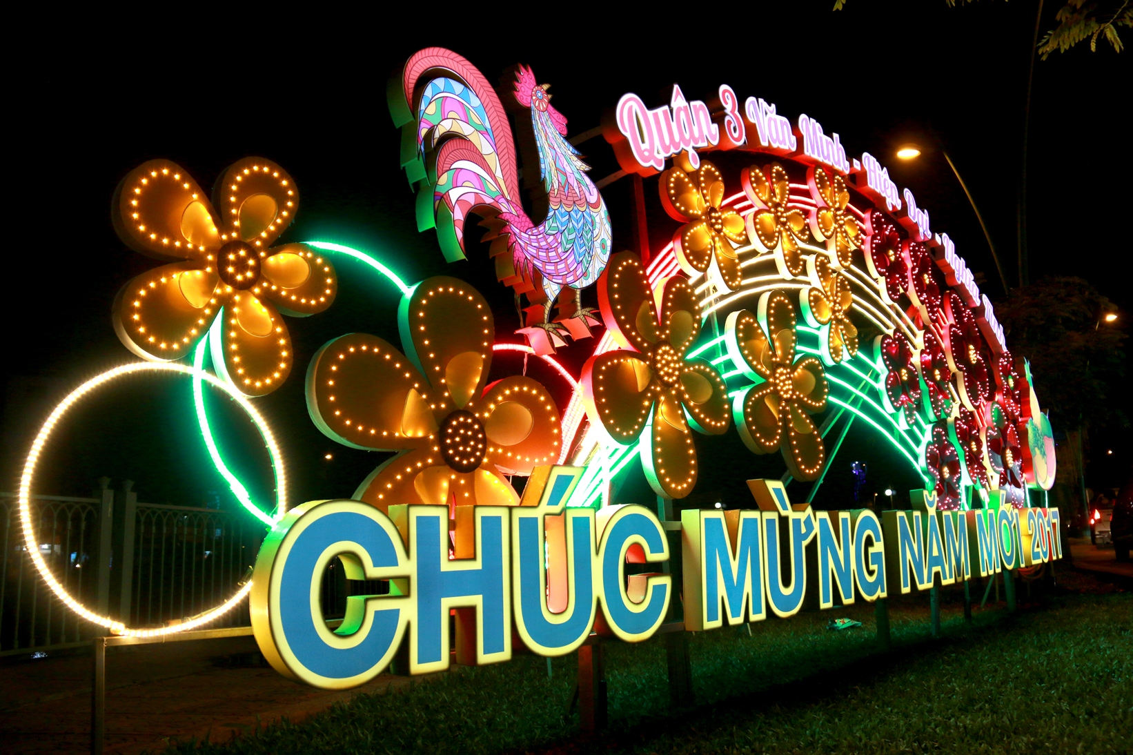 Dọc 2 bên đường Hoàng Sa – Trường Sa (Quận 3) được lắp đặt các cổng chào năm mới với hình ảnh Quận 3 Văn minh – Hiện đại – Nghĩa tình