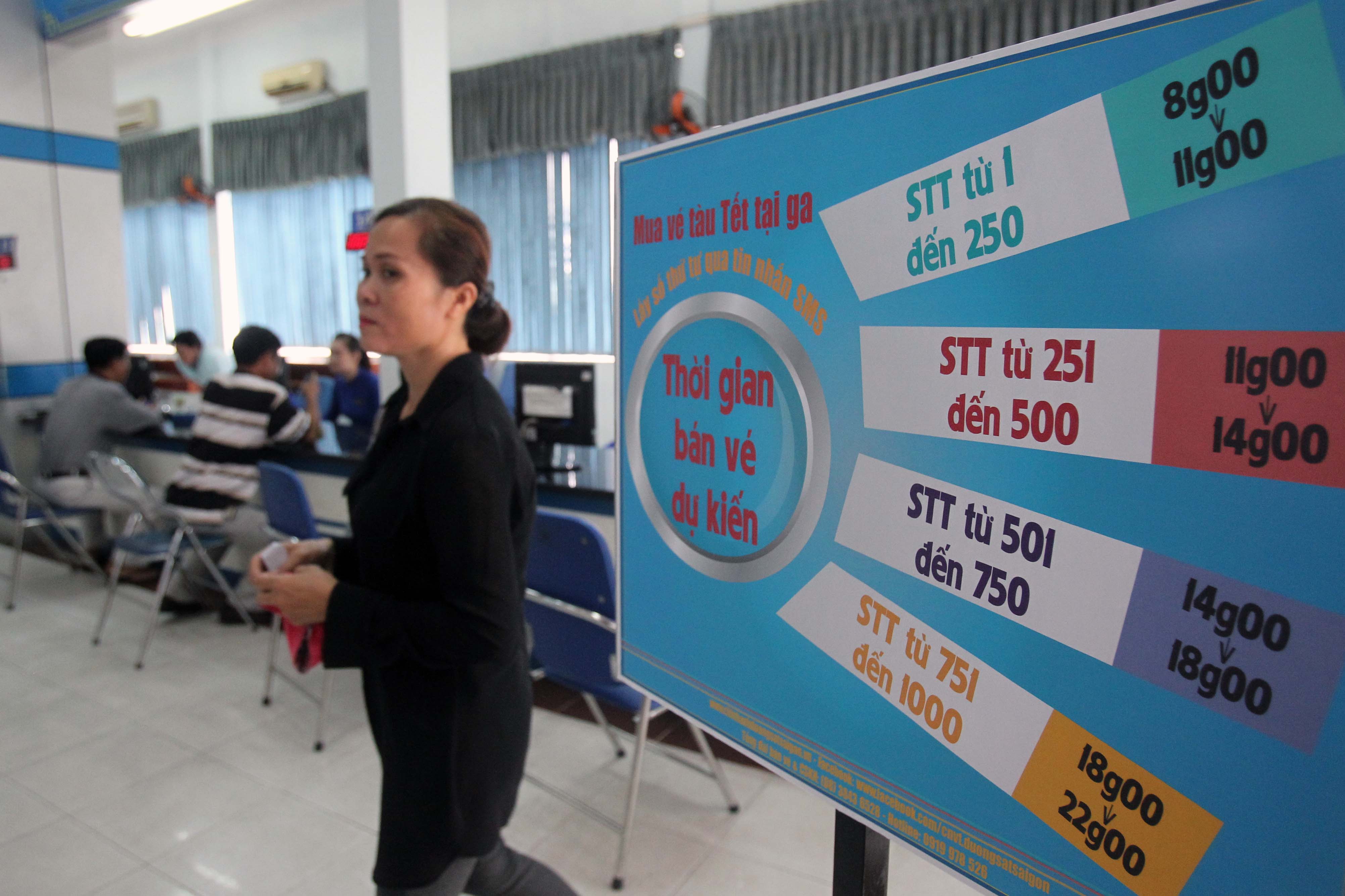 
Nhờ c&oacute; bảng th&ocirc;ng b&aacute;o thời gian b&aacute;n v&eacute; dự kiến m&agrave; kh&ocirc;ng rơi v&agrave;o t&igrave;nh trạng qu&aacute; tải. Người d&acirc;n chỉ cần c&oacute; STT của m&igrave;nh v&agrave; đến đ&uacute;ng giờ để nhận v&eacute;
